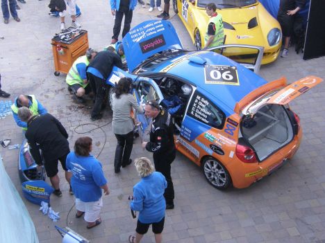 Alle i Sally Racing hjalp til, da Martin Sally Pedersen kom i pit med en utæt køler.